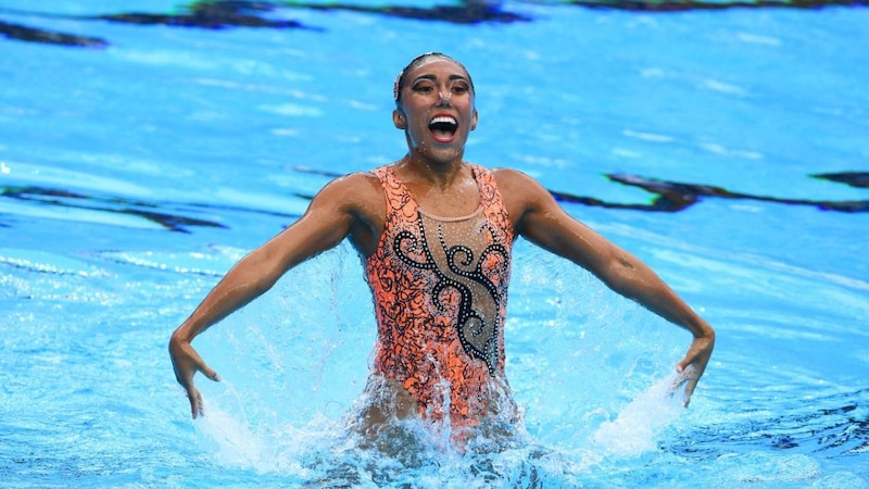 Nadadora sincronizada realiza una rutina en el agua