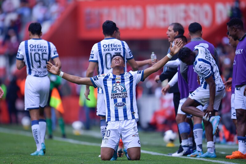 Title: Jugador de fútbol americano celebrando un gol