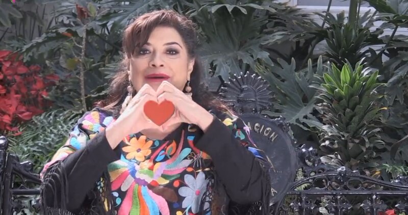 Actriz mexicana Laura Zapata hace un corazón con las manos