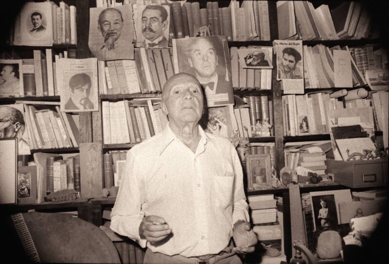 Pablo Picasso en su estudio
