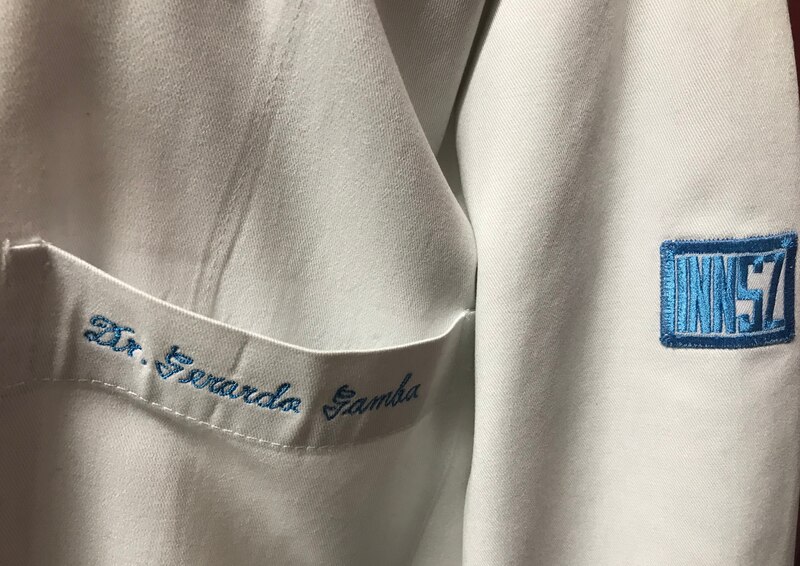 Uniforme de médico con el nombre bordado