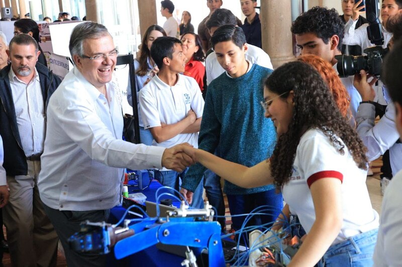 El presidente de México, Enrique Peña Nieto, saluda a una estudiante en la Feria de Ciencias de la UNAM