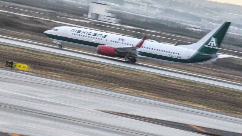 Un avión de Mexicana de Aviación en la pista de despegue.