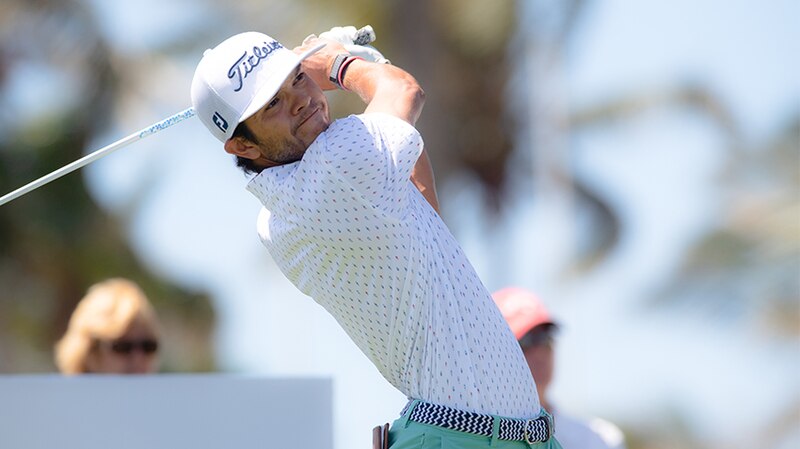 El golfista profesional Hideki Matsuyama en acción durante un torneo de golf.