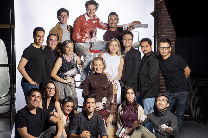 Un grupo de jóvenes artistas posan para una foto.