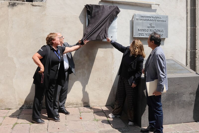 Unveiling of the plaque at the National Museum of Anthropology and History