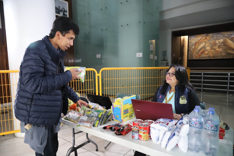 Jóvenes reciben alimentos en donación