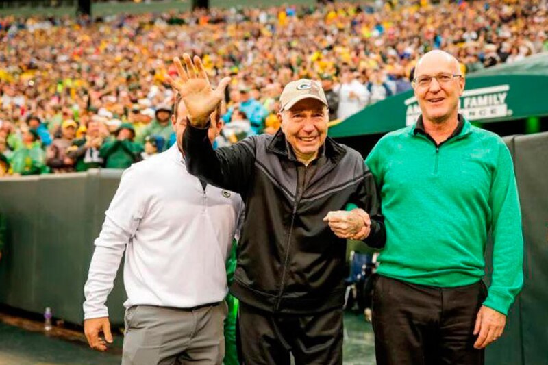 Brett Favre es homenajeado por los Packers de Green Bay