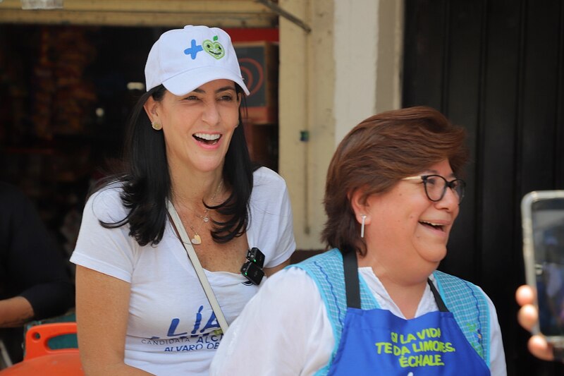 La candidata a la alcaldía de Álvaro Obregón, Lía Limón, saluda a una comerciante en un mercado de la demarcación.
