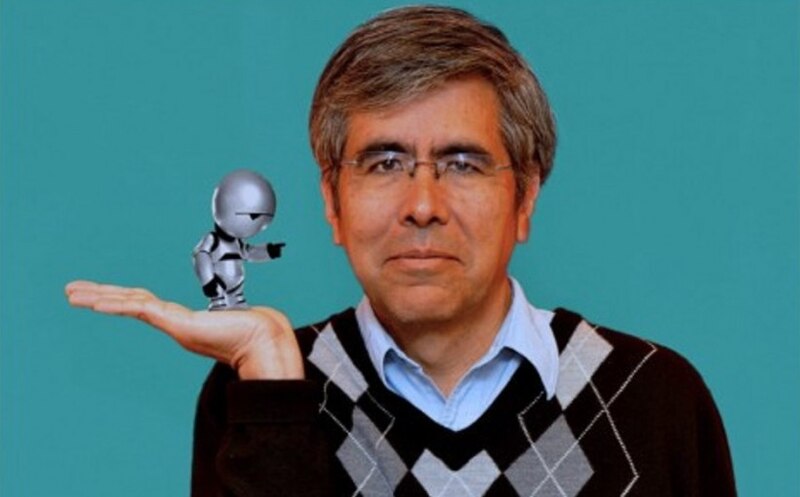El científico sostiene un robot en miniatura en la palma de su mano.