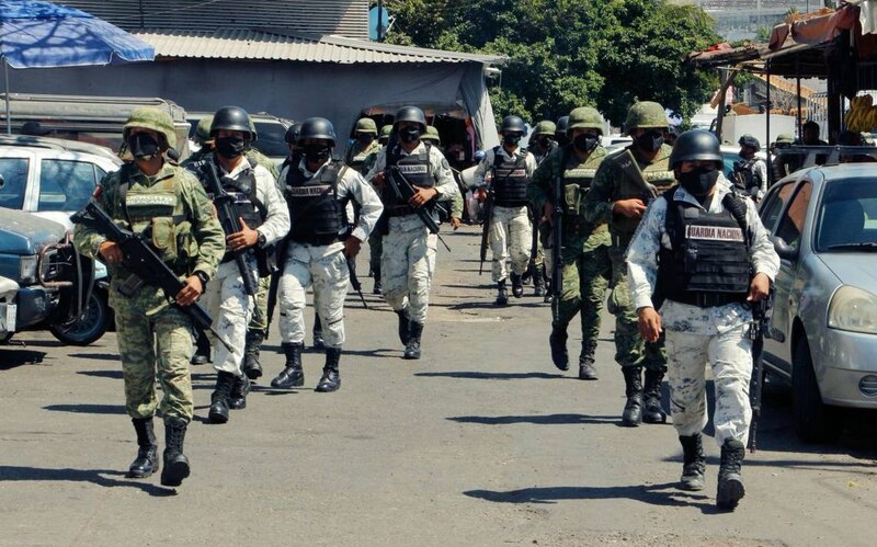Militares mexicanos patrullan una calle en una ciudad mexicana