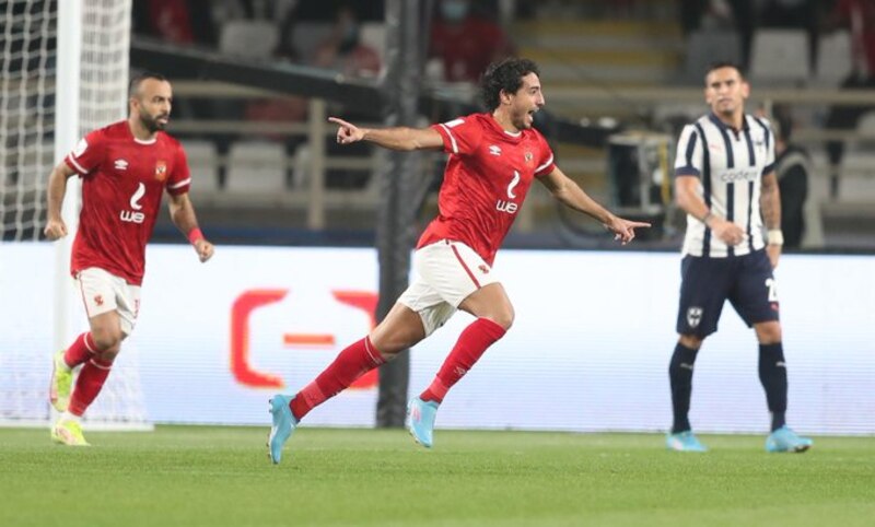 Jugador de fútbol celebra un gol