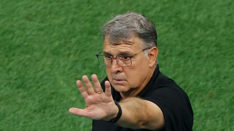 El entrenador da instrucciones a sus jugadores