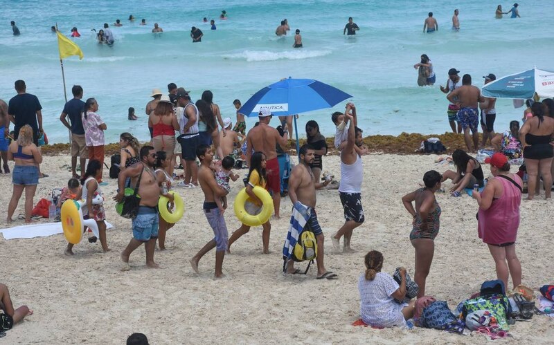 Playa llena de gente