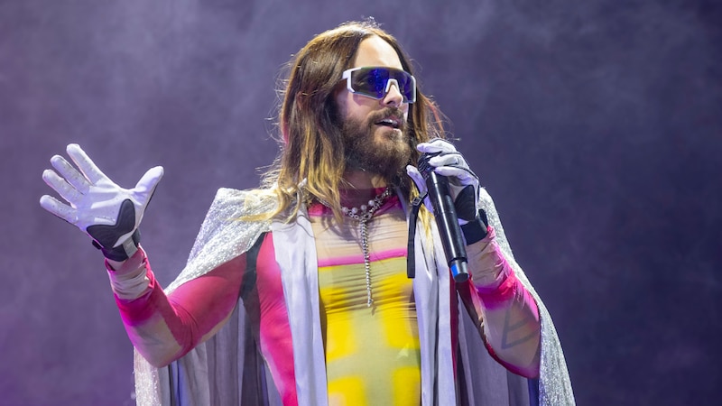 Jared Leto cantando en el escenario