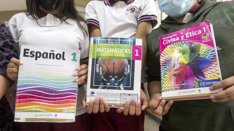 Estudiantes de secundaria con libros de texto gratuitos