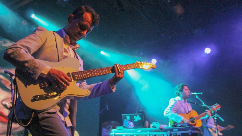 Un guitarrista tocando en vivo