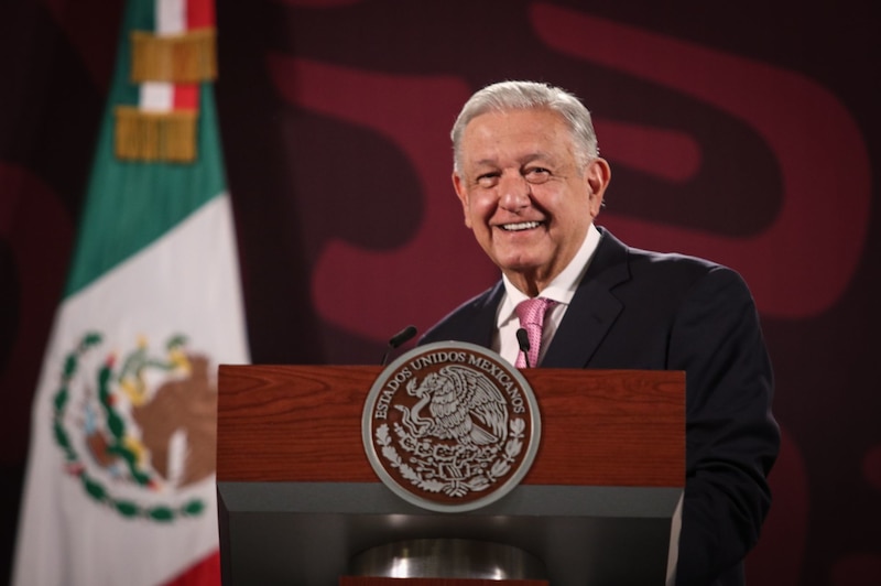 El presidente Andrés Manuel López Obrador sonríe durante una conferencia de prensa.