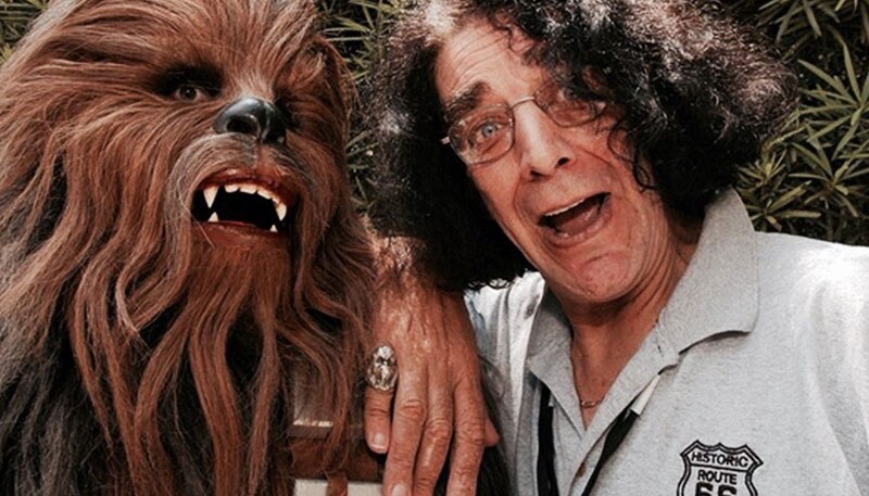 Peter Mayhew, el actor que interpretó a Chewbacca en Star Wars, junto a un Chewbacca de peluche.