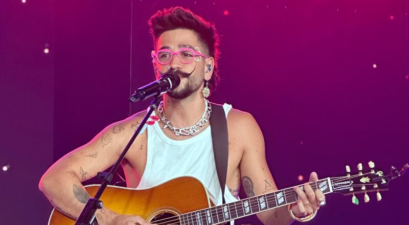 Maluma cantando en concierto