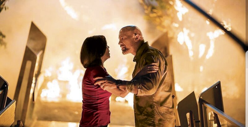 Dwayne Johnson y Gal Gadot protagonizan una escena de acción en la película 'Red Notice'.
