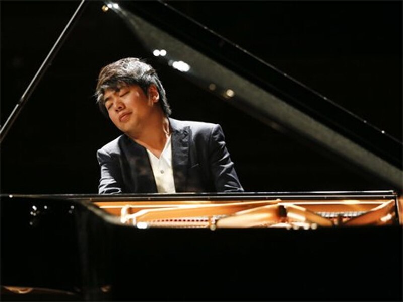 El pianista chino Lang Lang interpreta una pieza clásica en un concierto.