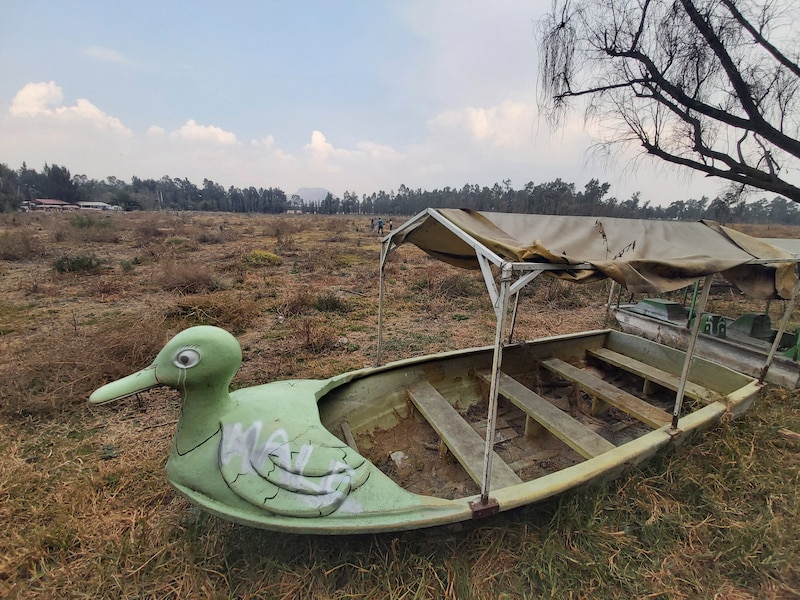 Bote abandonado en un lago seco