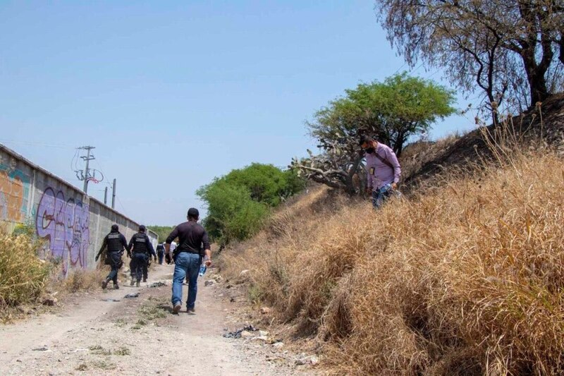 La policía investiga un crimen en una zona rural