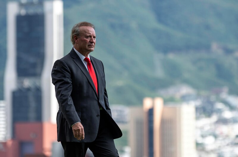 El presidente Duque camina por la Casa de Nariño