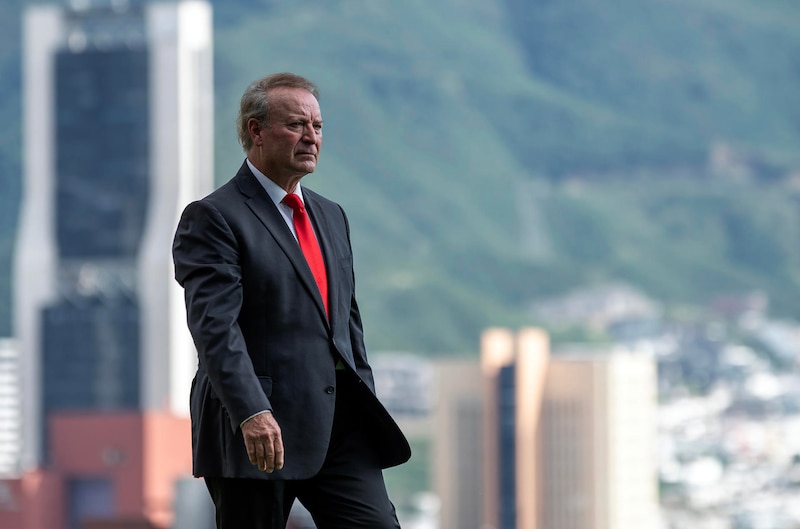 El presidente Duque camina por la Casa de Nariño