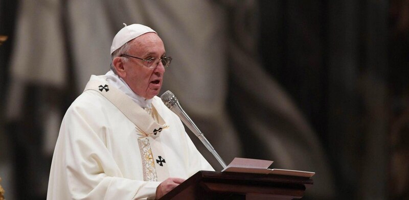 El Papa Francisco pronuncia un discurso ante la multitud en la Plaza de San Pedro