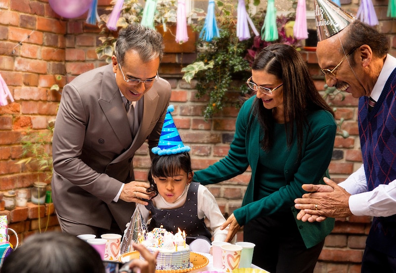 Familia celebrando un cumpleaños