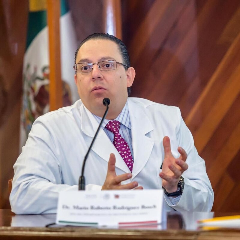El Dr. Miguel Betancourt, un médico cirujano plástico certificado, da una conferencia sobre la cirugía plástica.