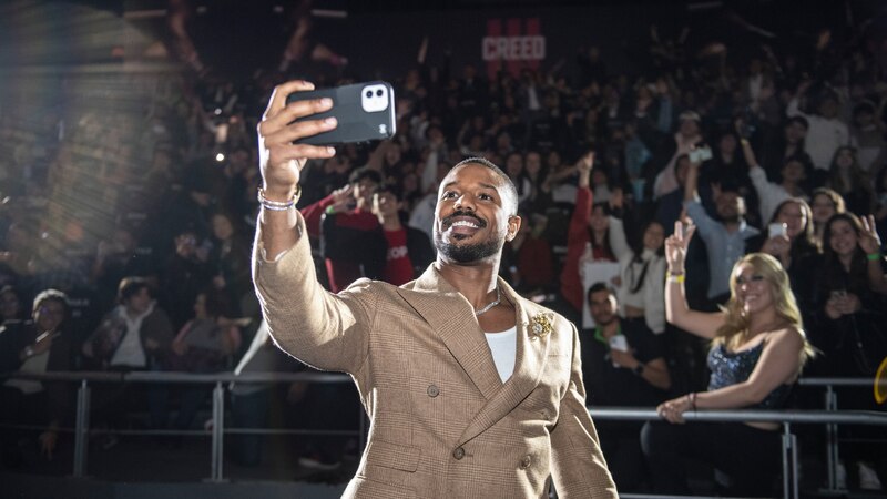 Michael B. Jordan se toma una selfie con sus fans