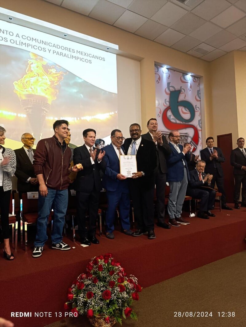 Title: Entrega de reconocimientos a comunicadores mexicanos