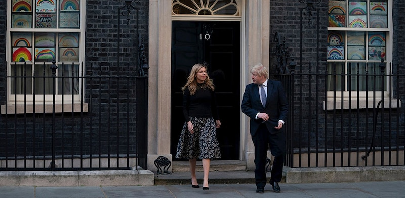 Boris Johnson y Carrie Symonds salen de Downing Street