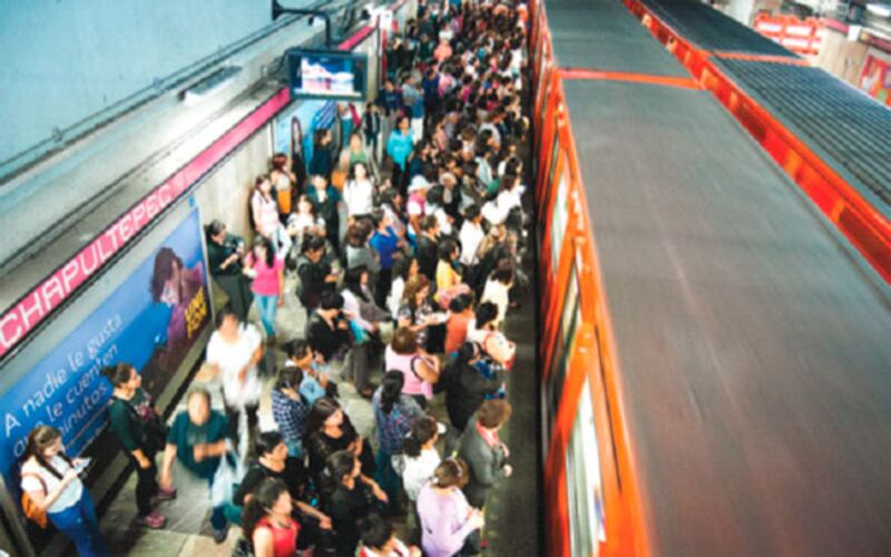 Un vagón de metro abarrotado de gente