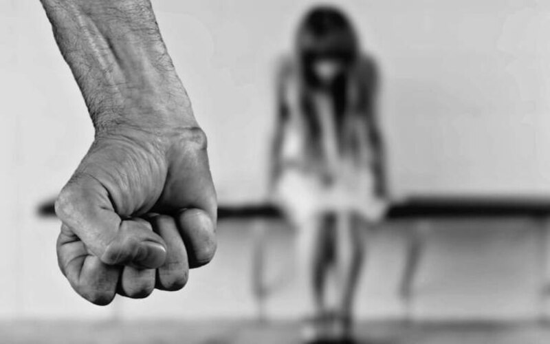 Puño cerrado amenazando a una mujer