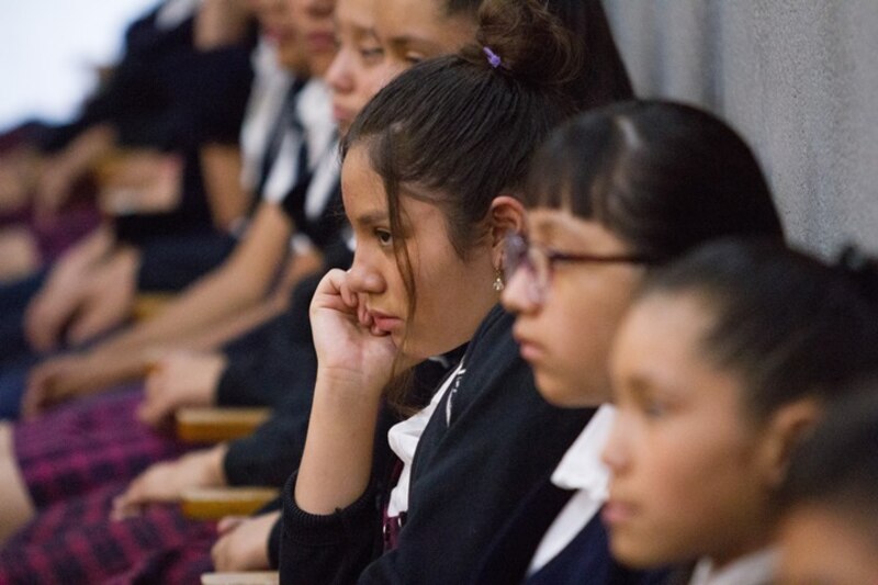Niña pensativa en el colegio
