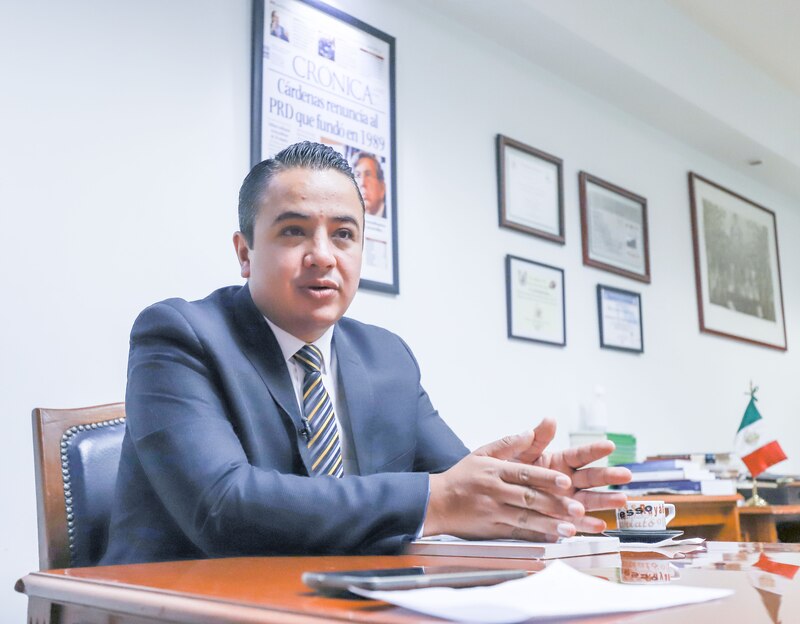 El diputado federal electo por Morena, Hamlet García Almaguer, durante una entrevista en su oficina.