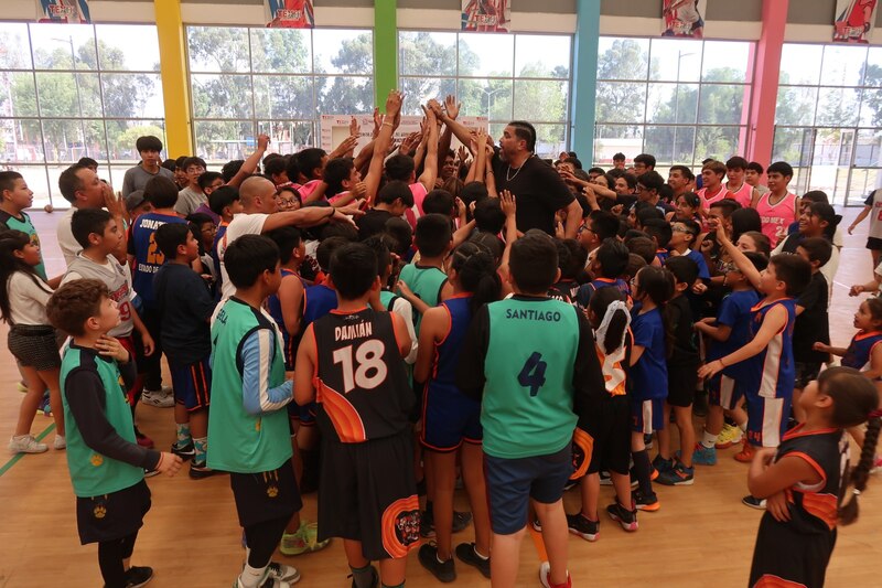 ¡Equipo de baloncesto infantil celebra su victoria!