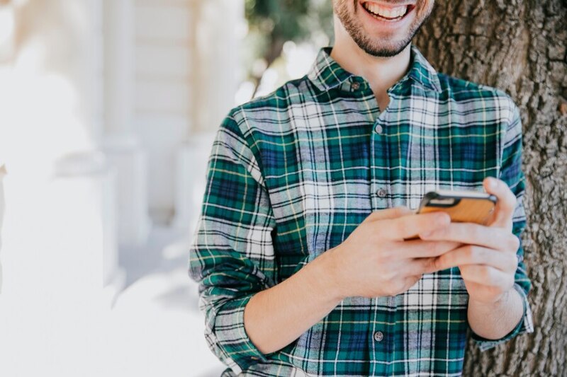 Un hombre joven usando su teléfono móvil