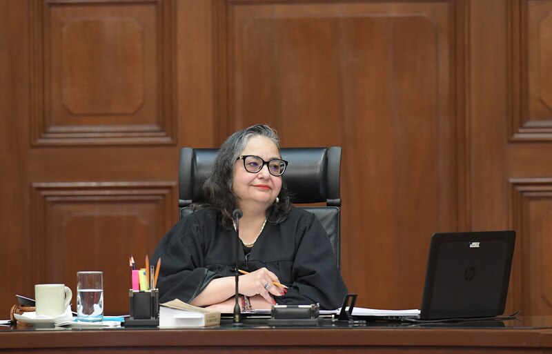 La ministra Norma Piña durante la sesión en la que la Suprema Corte de Justicia de la Nación (SCJN) avaló la Ley de Hidrocarburos. Esta ley permitirá al gobierno federal suspender permisos y ocupar instalaciones cuando las empresas del sector no cumplan con los requisitos en la materia.