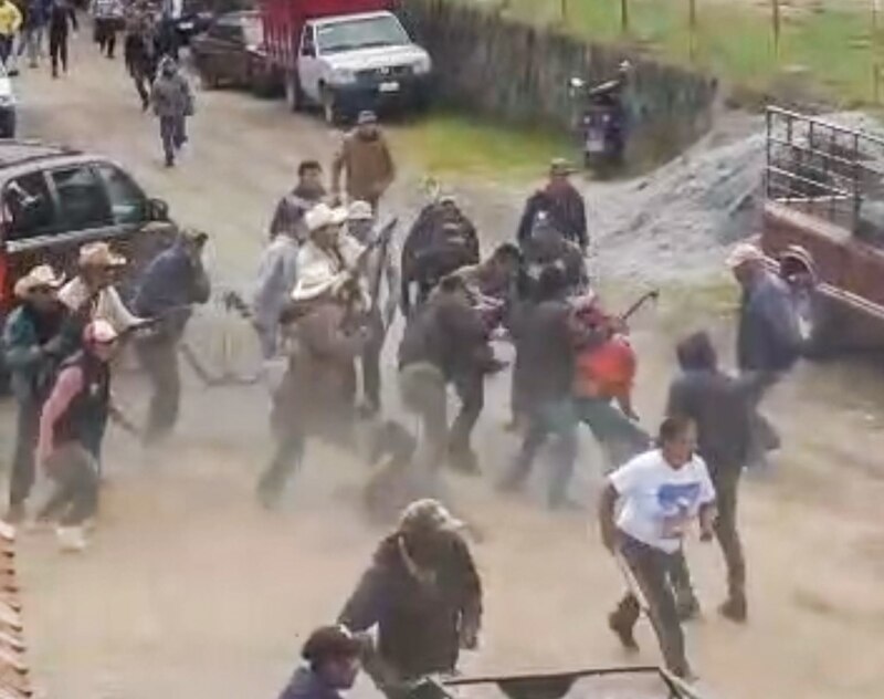 Pelea campal en un pueblo de Colombia