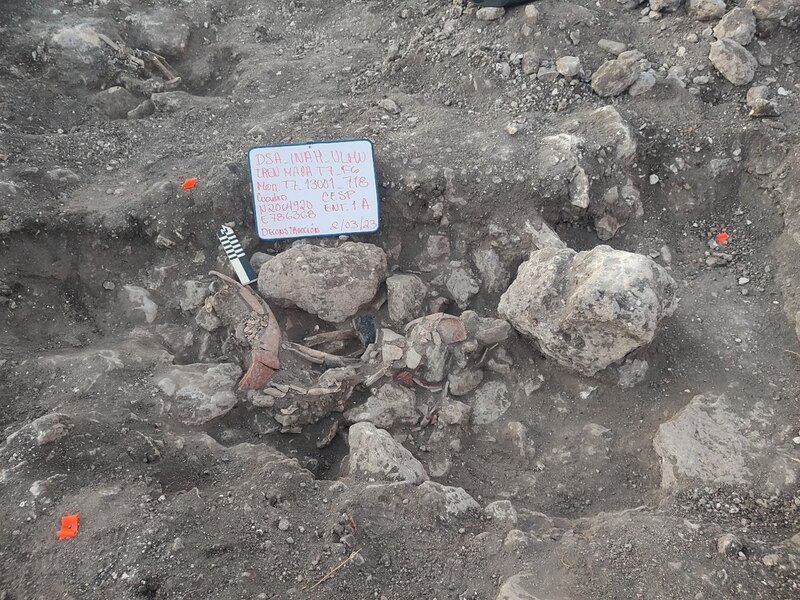 Fragmentos de cerámica prehispánica encontrados en una excavación arqueológica.