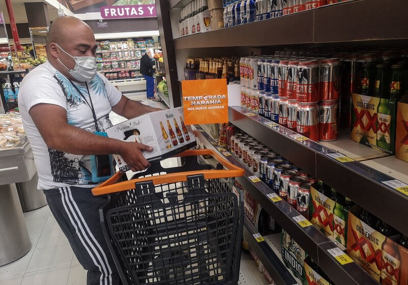 Hombre comprando cerveza en el supermercado