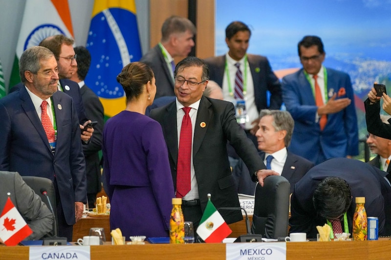 Claudia Sheinbaum, Presidenta de México, durante su participación en el G20 Río Summit, en el cuál se dieron cita los presidentes de Estados Unit, Francia, Colombia, Canadá, entre otros. En la imagen la mandataria mexicana conversa con Gustavo Petro, presidente de Colombia.