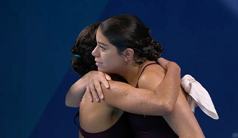 Las clavadistas mexicanas Alejandra Orozco y Gabriela Agundez celebran su medalla de bronce en Tokio 2020