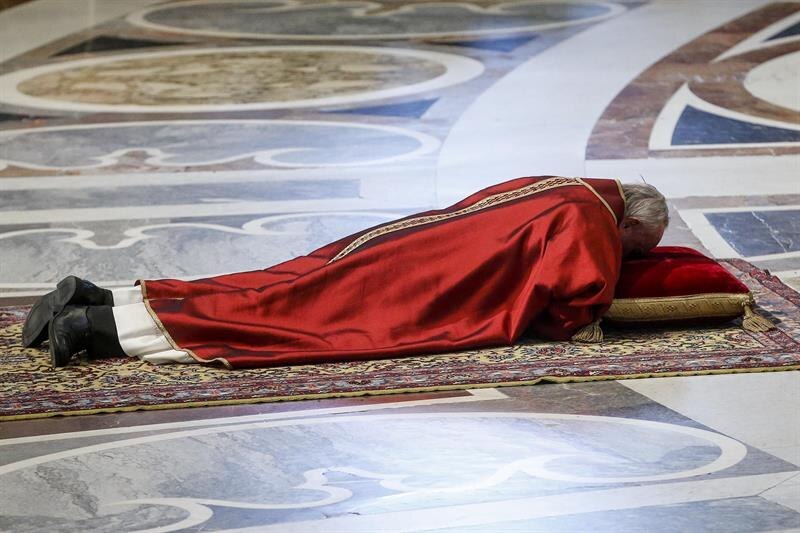 El Papa Francisco se postra ante el altar durante la ceremonia del Viernes Santo