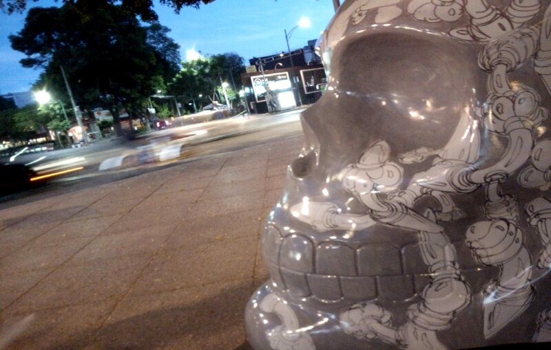 Calavera de plástico con pegatinas